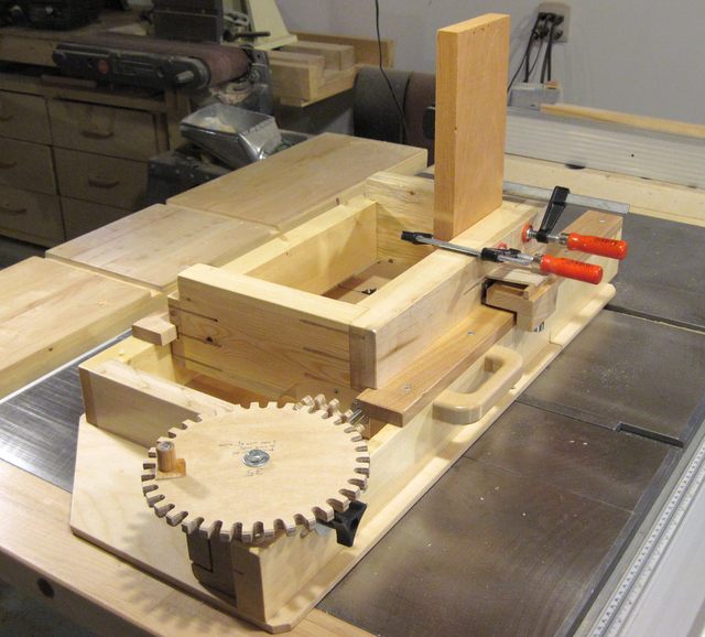 After I built my original screw advance box joint jig I ended up using 