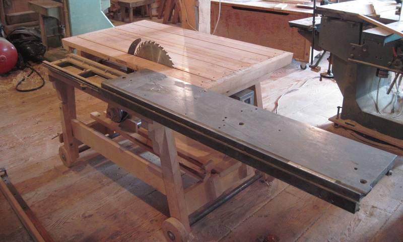 The sliding table has a considerable range of motion.