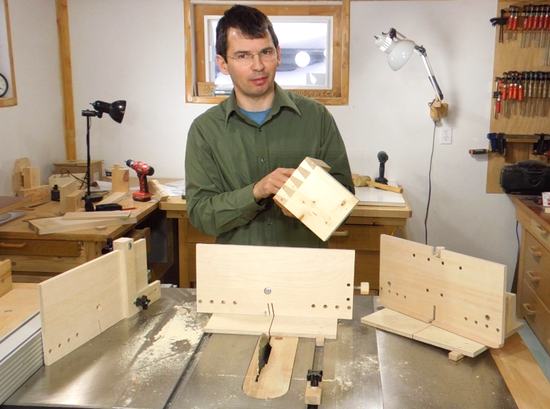 Dovetail joint guides with the table saw