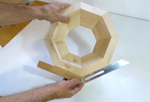 To try my calculations on a real workpiece, I made an octagon, tapered 