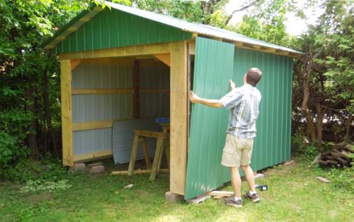 With the shed erected , I could now put the rest ofthe sheet metal on ...