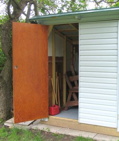 Building a shed from recycled lumber