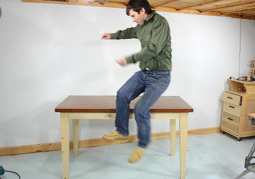 Como hacer una bonita y resistente mesa de madera. Enredandonogaraxe.com