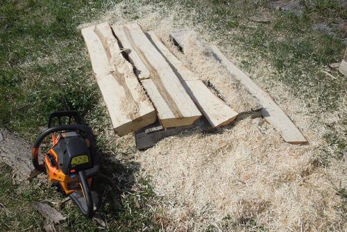 Chainsaw attachment deals to cut boards