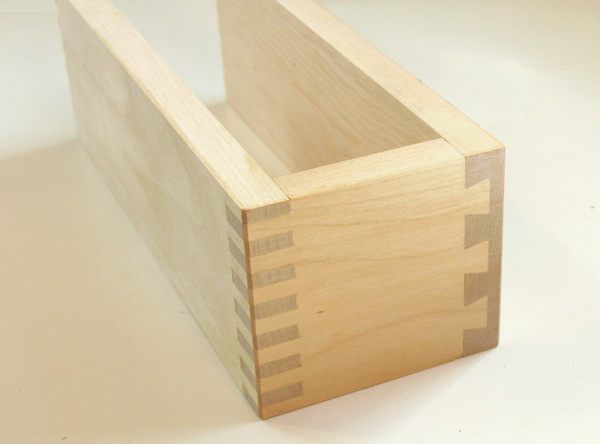 Comparing the strength of a dovetail joint to a box joint