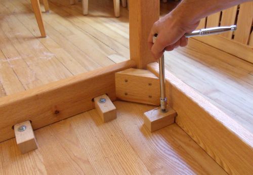 Attaching table legs with a dowel jig